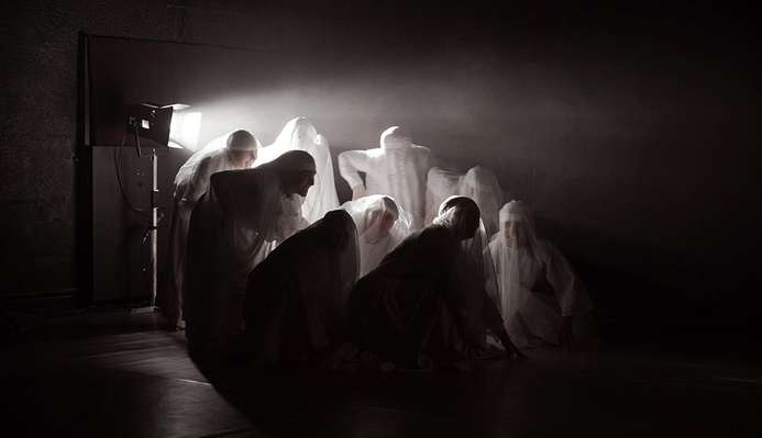 a rehearsal of Macbeth from Italian prison theatre company